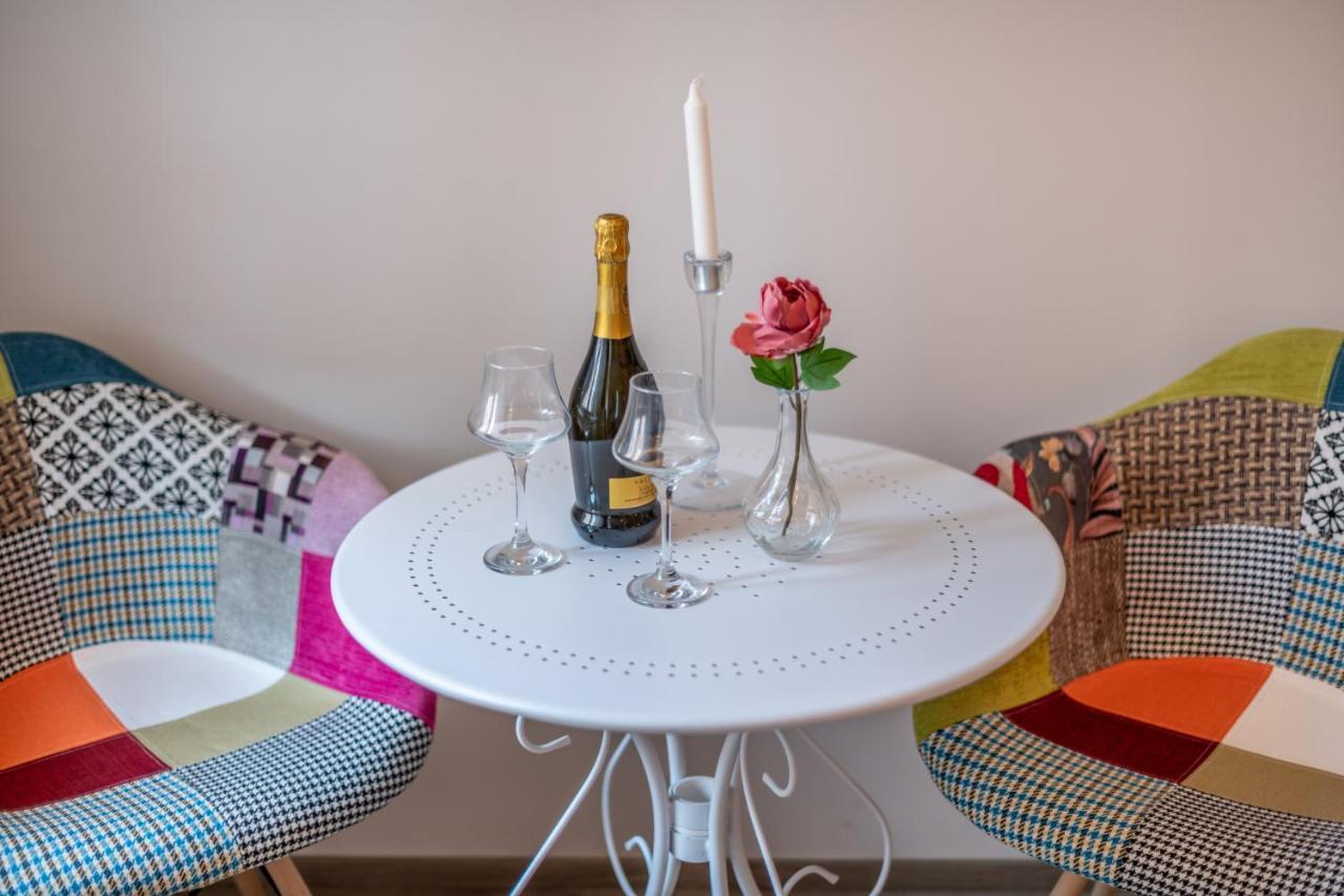 Old City Romantic Studios 4 With Free Private Parking Pula Extérieur photo