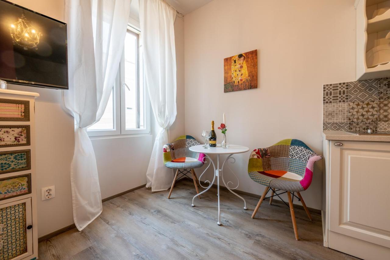 Old City Romantic Studios 4 With Free Private Parking Pula Extérieur photo