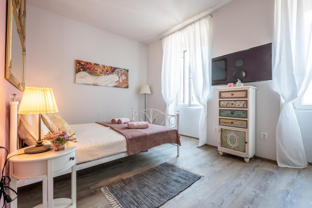 Old City Romantic Studios 4 With Free Private Parking Pula Extérieur photo