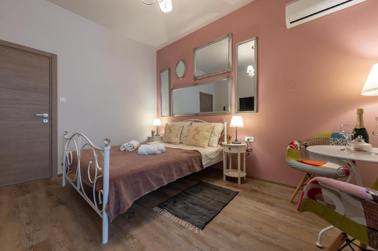 Old City Romantic Studios 4 With Free Private Parking Pula Extérieur photo