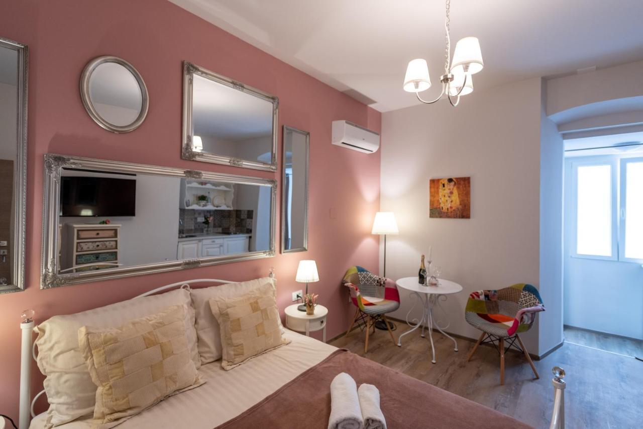 Old City Romantic Studios 4 With Free Private Parking Pula Extérieur photo