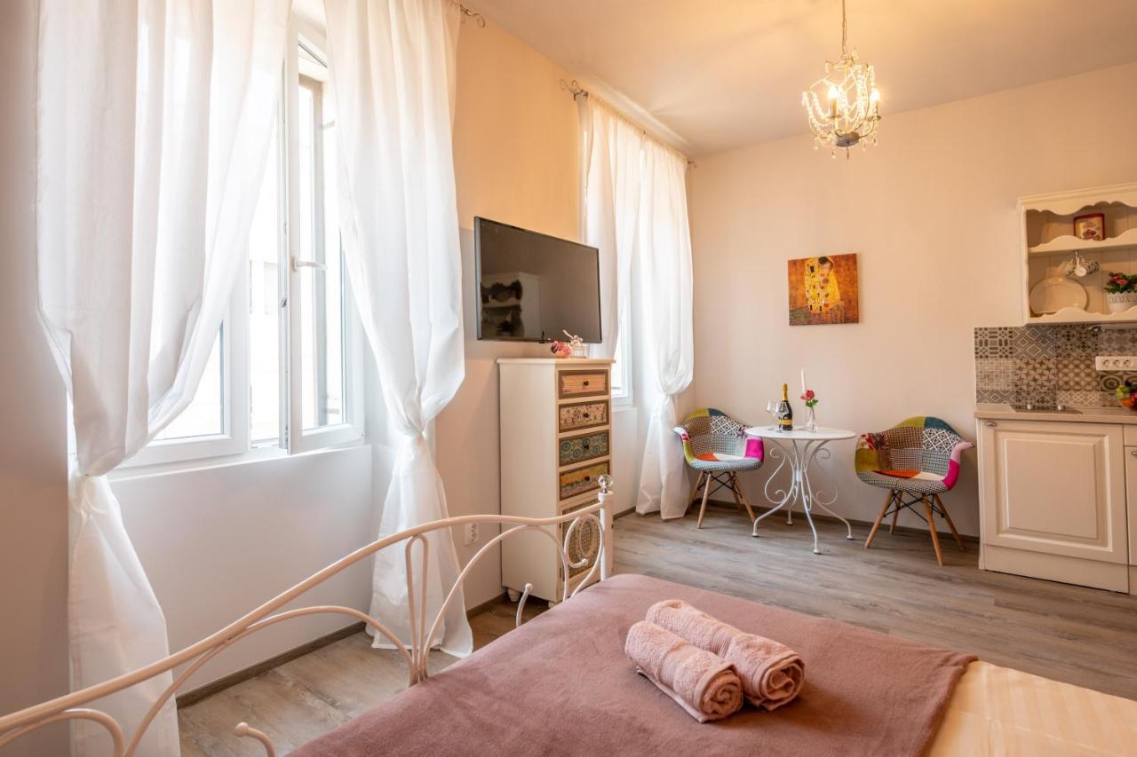 Old City Romantic Studios 4 With Free Private Parking Pula Extérieur photo
