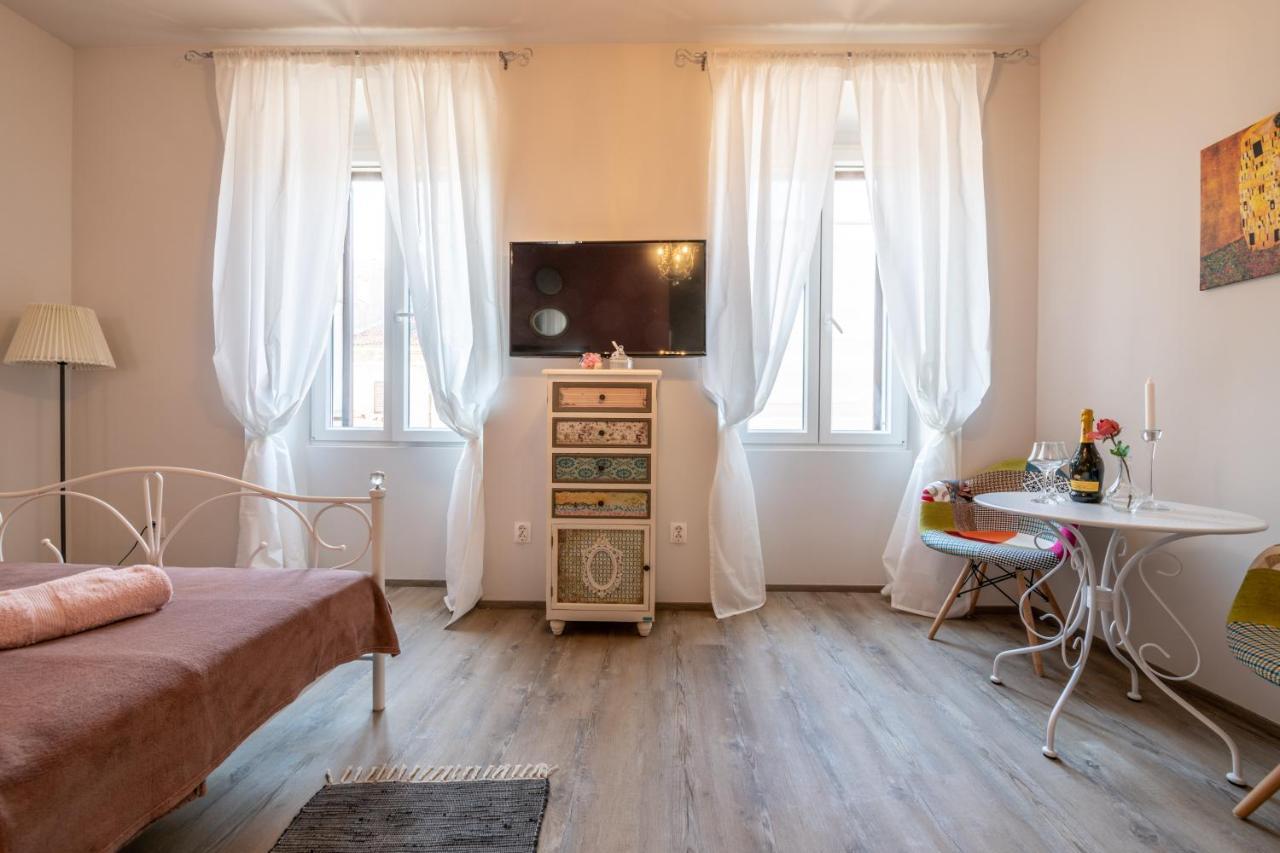 Old City Romantic Studios 4 With Free Private Parking Pula Extérieur photo